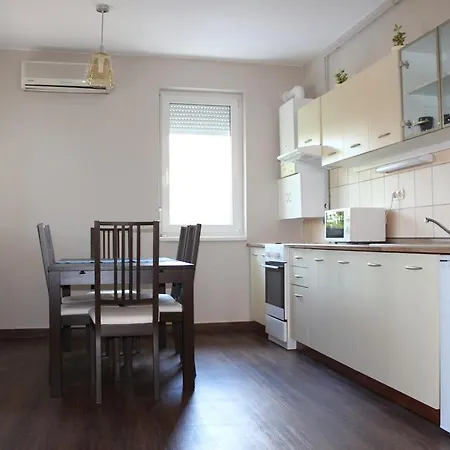 Petita Apartman * שיופוק